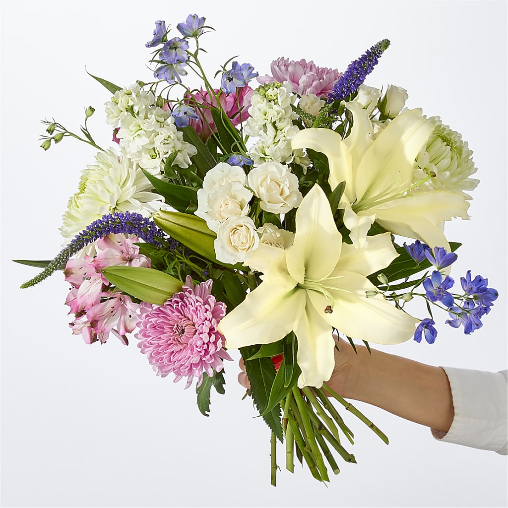 Winter Celebration Bouquet – Fleuriste Thalia, Varennes PQ
