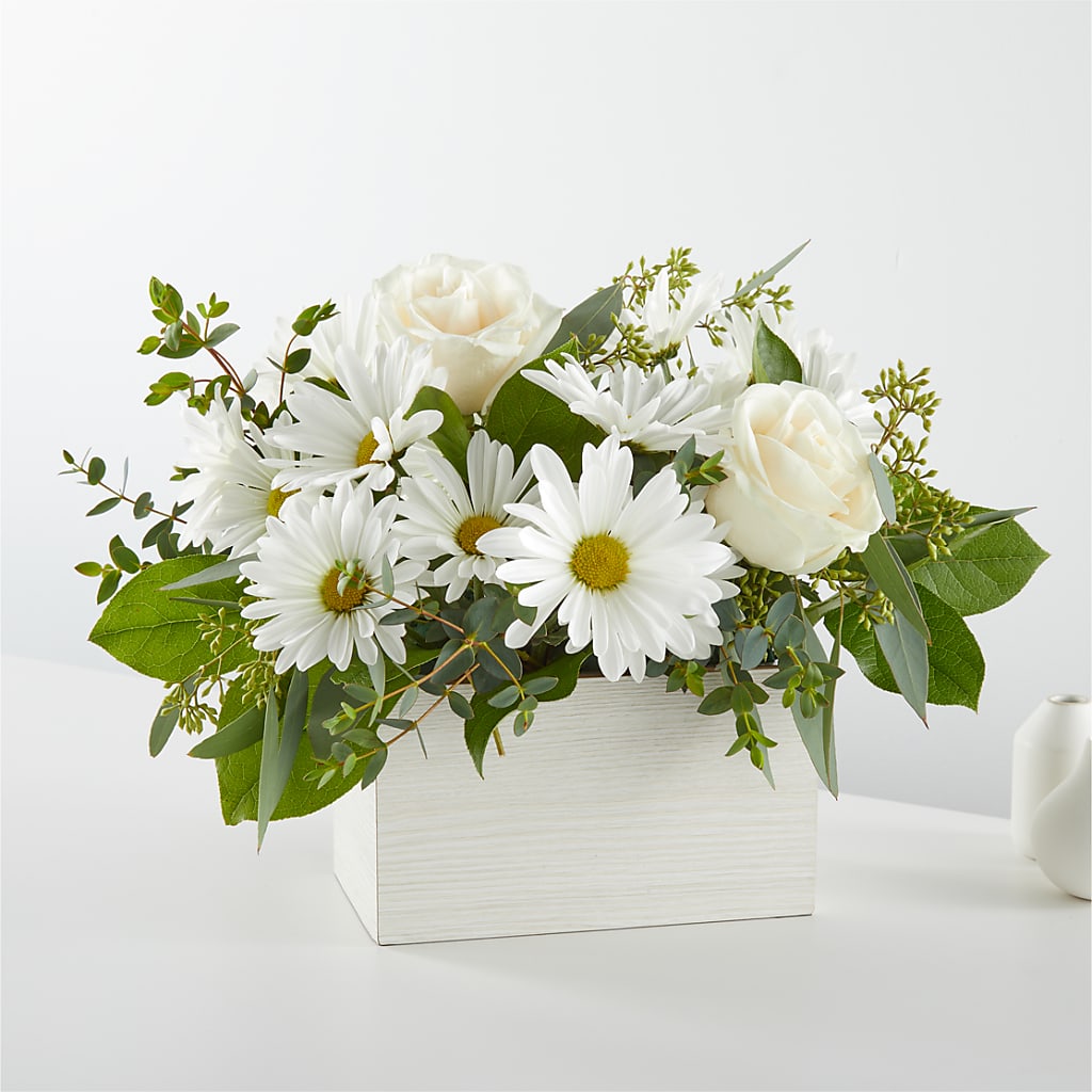 Fresh Linen Box Bouquet – Fleuriste Thalia, Varennes PQ