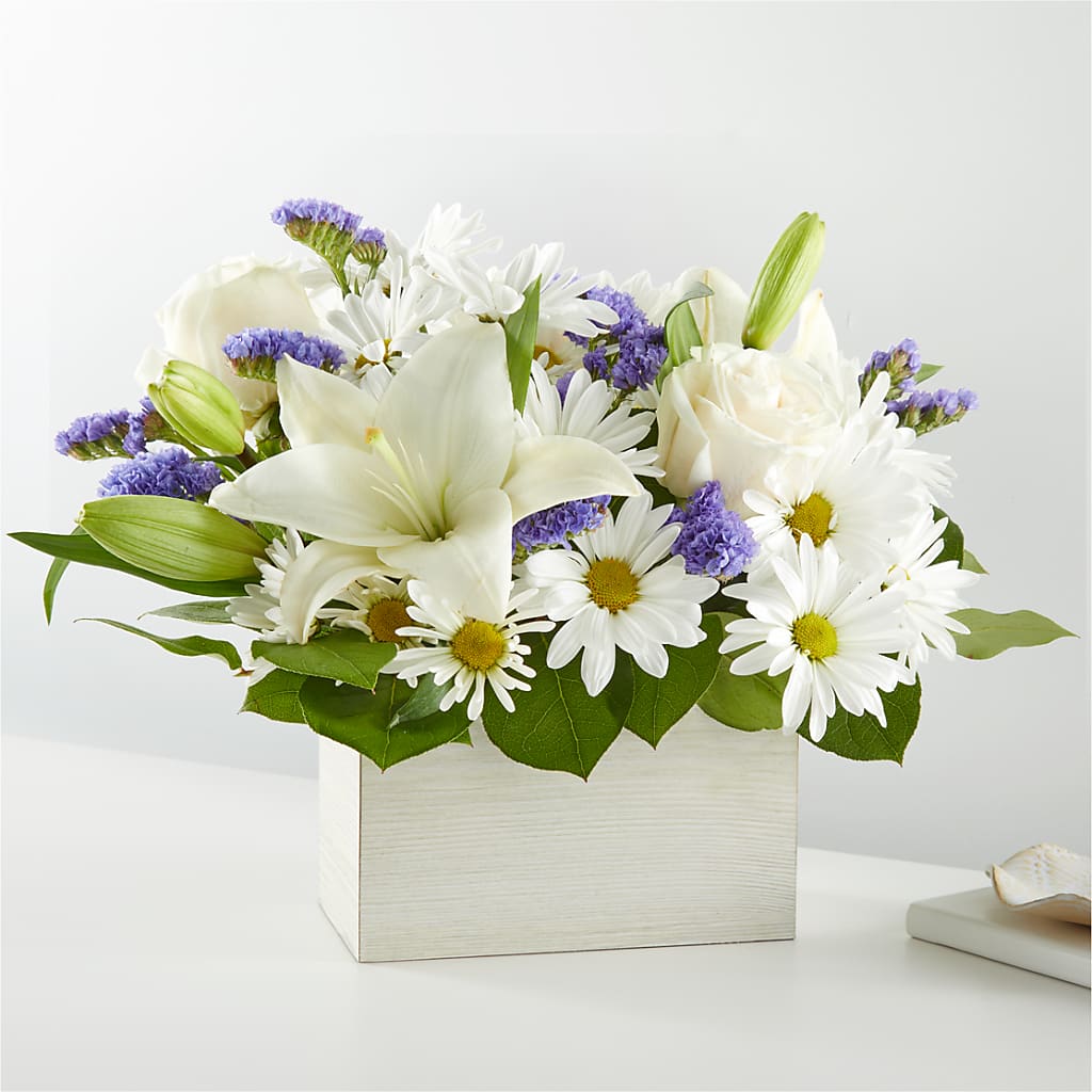 Beyond Blue Box Bouquet – Fleuriste Thalia, Varennes PQ