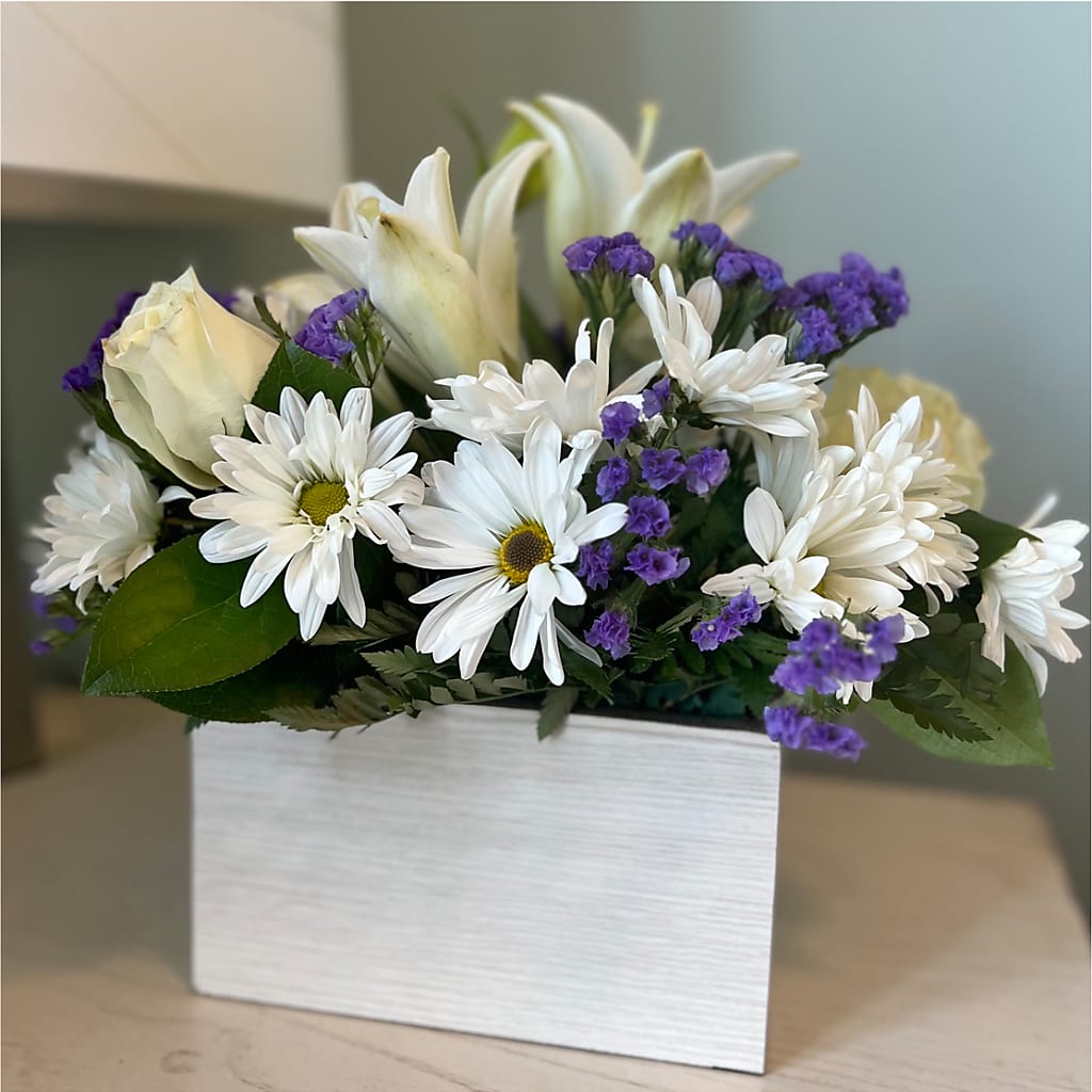 Beyond Blue Box Bouquet – Fleuriste Thalia, Varennes PQ