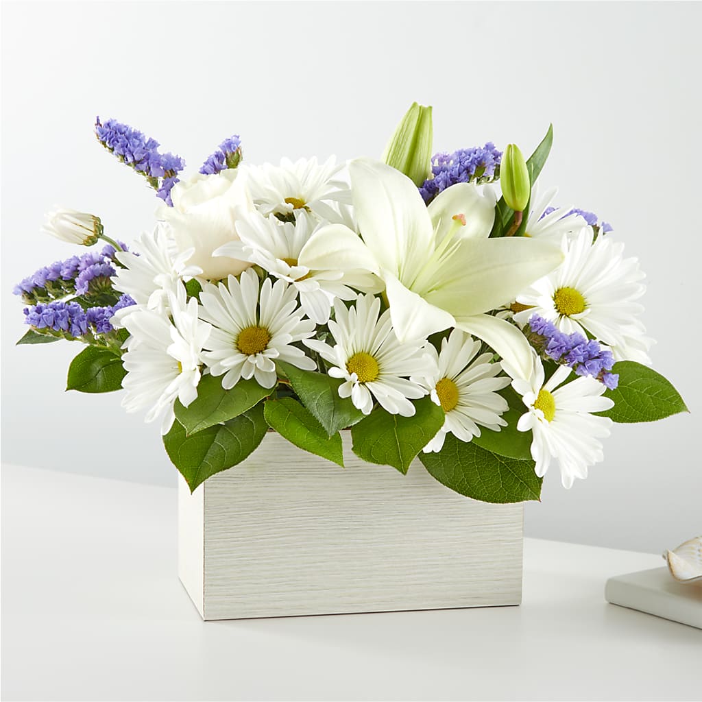 Beyond Blue Box Bouquet – Fleuriste Thalia, Varennes PQ