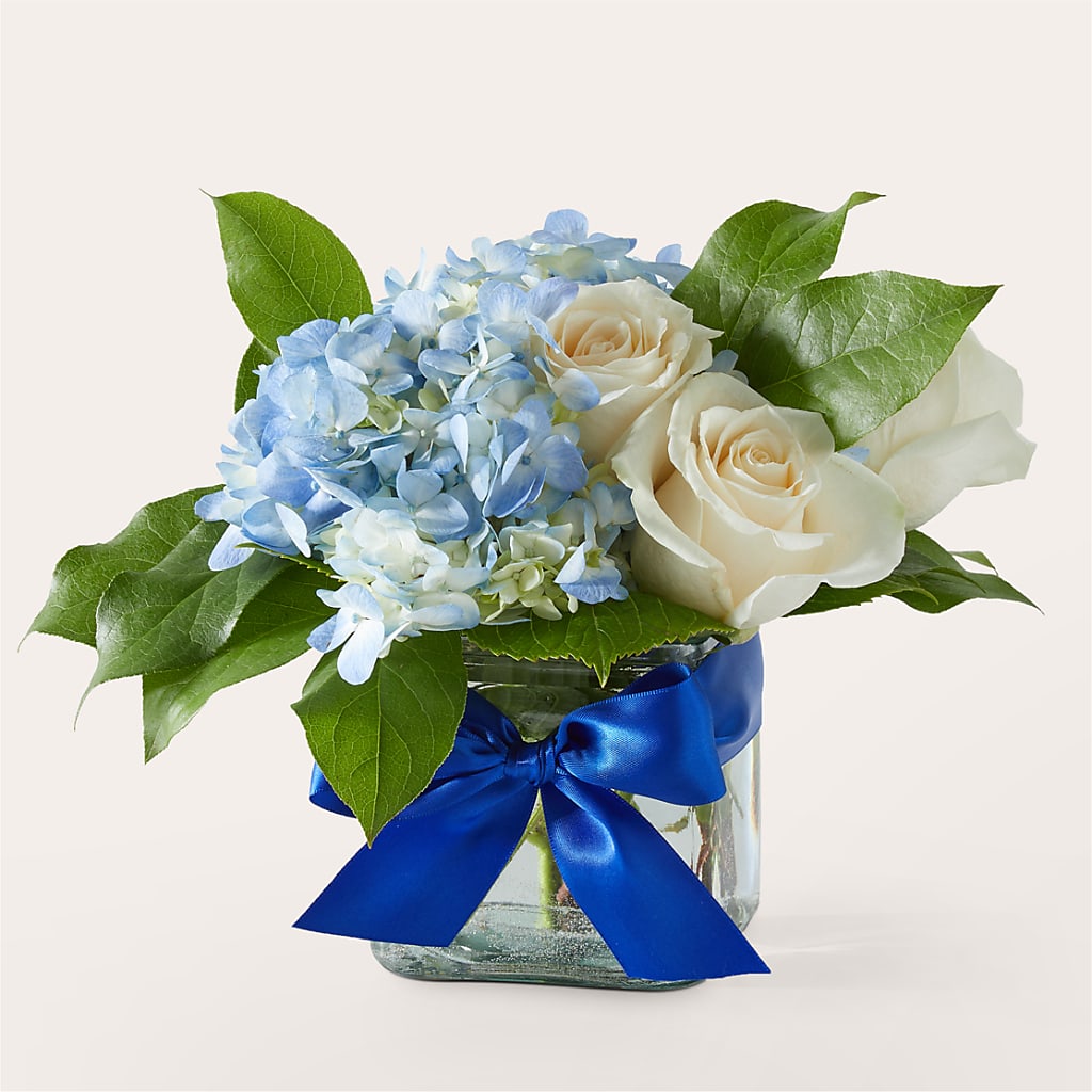 Sky Blue Delight Bouquet – Fleuriste Thalia, Varennes PQ