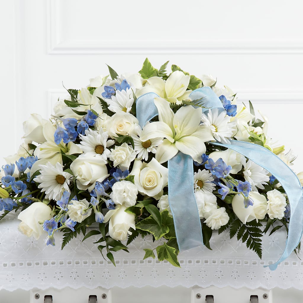 Tender Treasure Casket Spray – Fleuriste Thalia, Varennes PQ