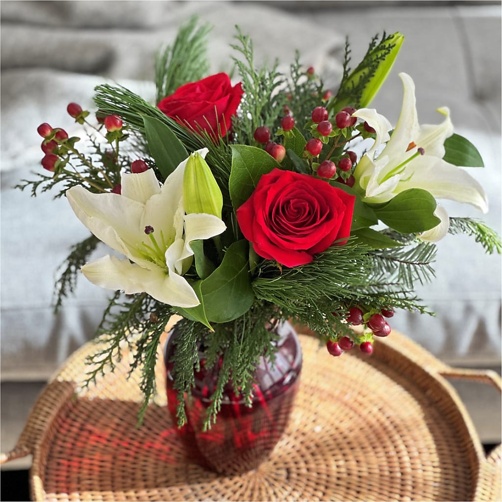 Evergreen Delight Bouquet – Fleuriste Thalia, Varennes PQ