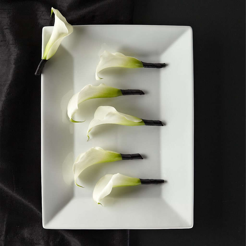 Calla Lily Promise Boutonniere – Fleuriste Thalia, Varennes PQ