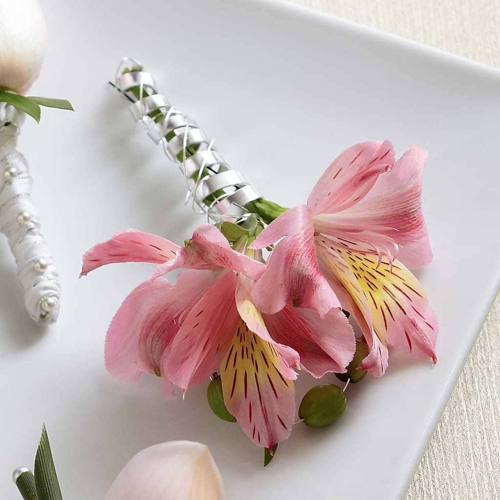 Pink Peruvian Lily Boutonniere – Fleuriste Thalia, Varennes PQ