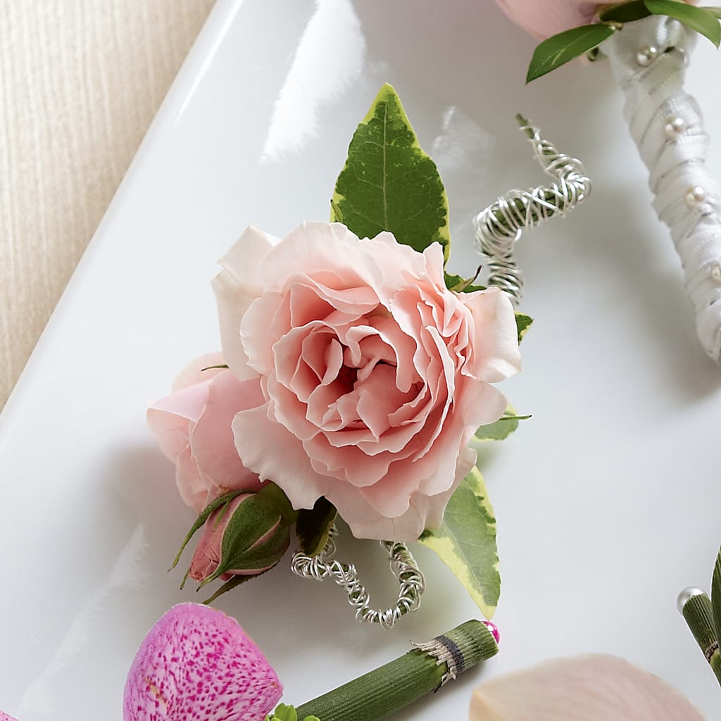 Pink Spray Rose Boutonniere – Fleuriste Thalia, Varennes PQ