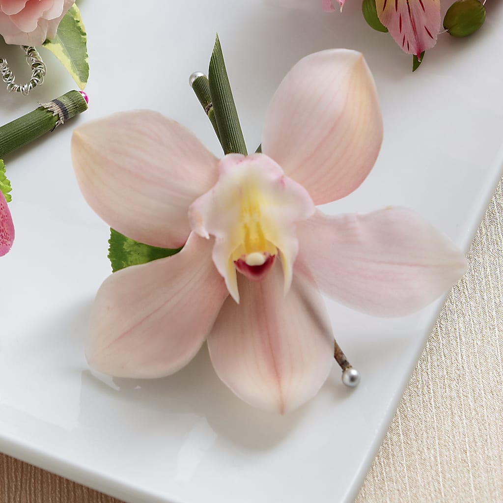 Pink Cymbidium Boutonniere – Fleuriste Thalia, Varennes PQ
