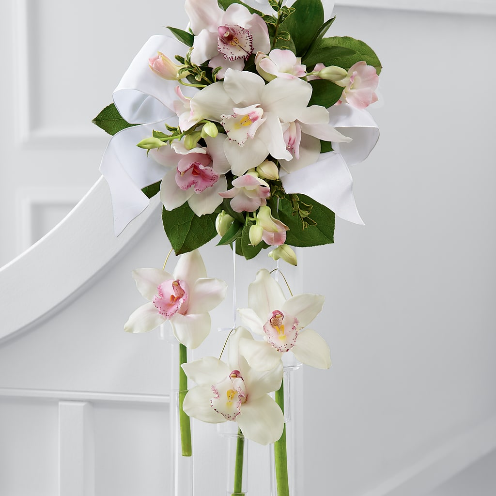 Perfect Entrance Pew Arrangement – Fleuriste Thalia, Varennes PQ