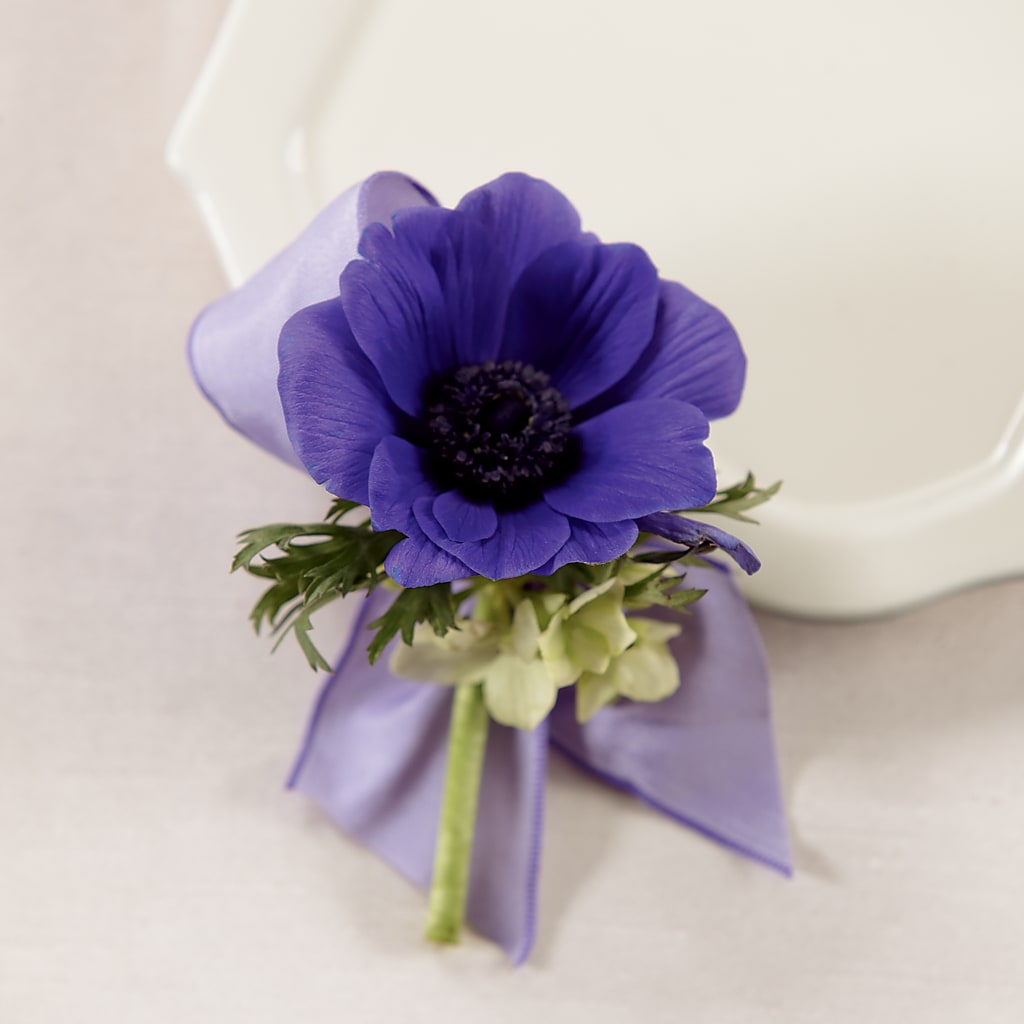 Purple Passion Boutonniere – Fleuriste Thalia, Varennes PQ