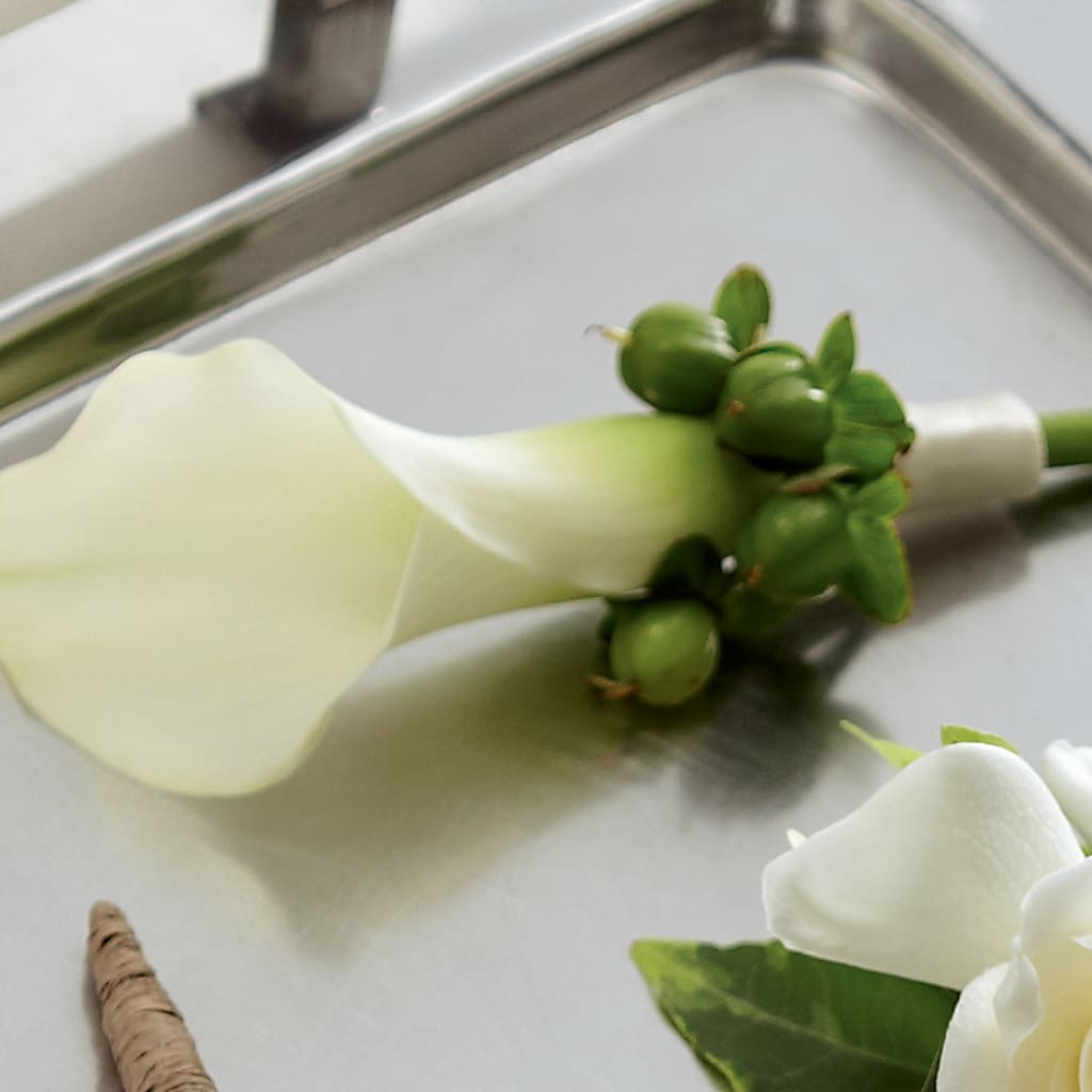 White Calla Boutonniere – Fleuriste Thalia, Varennes PQ
