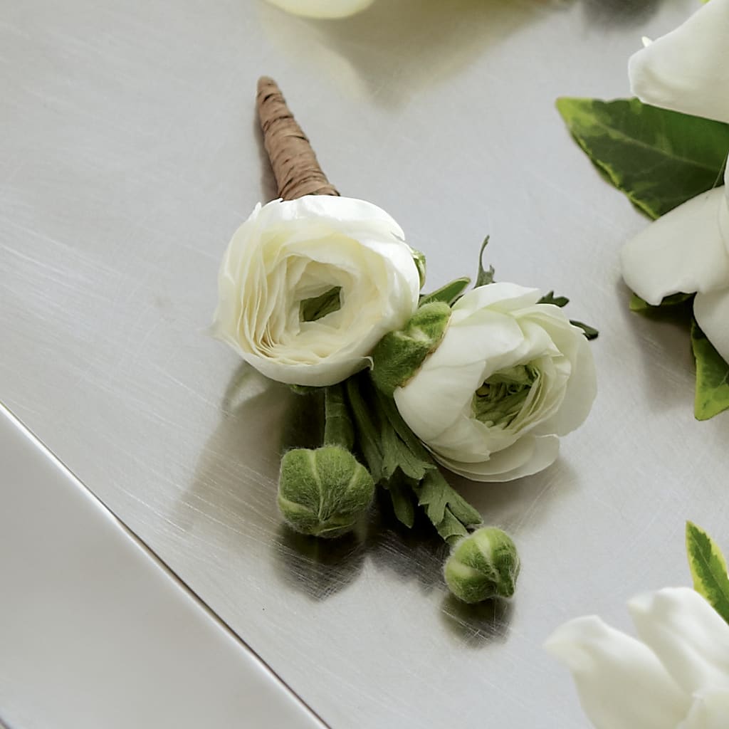 White Ranunculus Boutonniere – Fleuriste Thalia, Varennes PQ