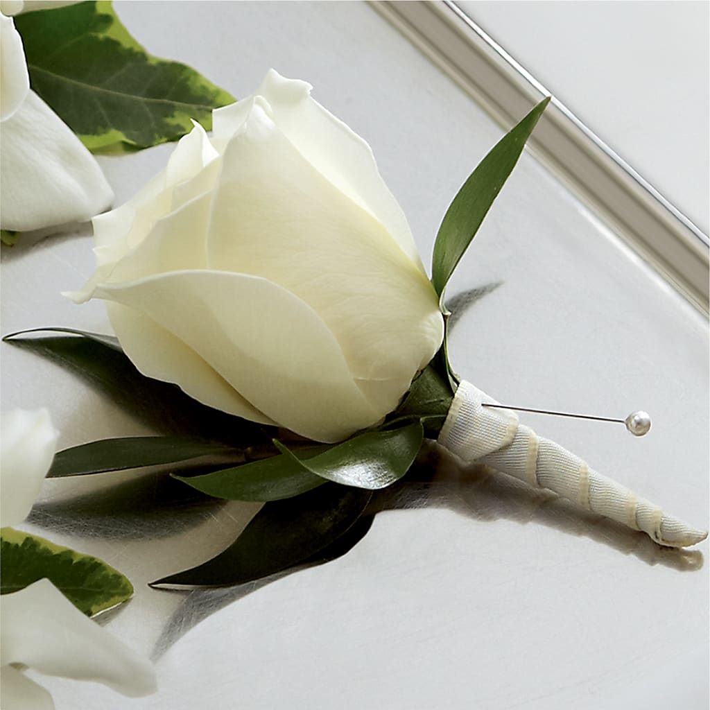 White Rose Boutonniere – Fleuriste Thalia, Varennes PQ