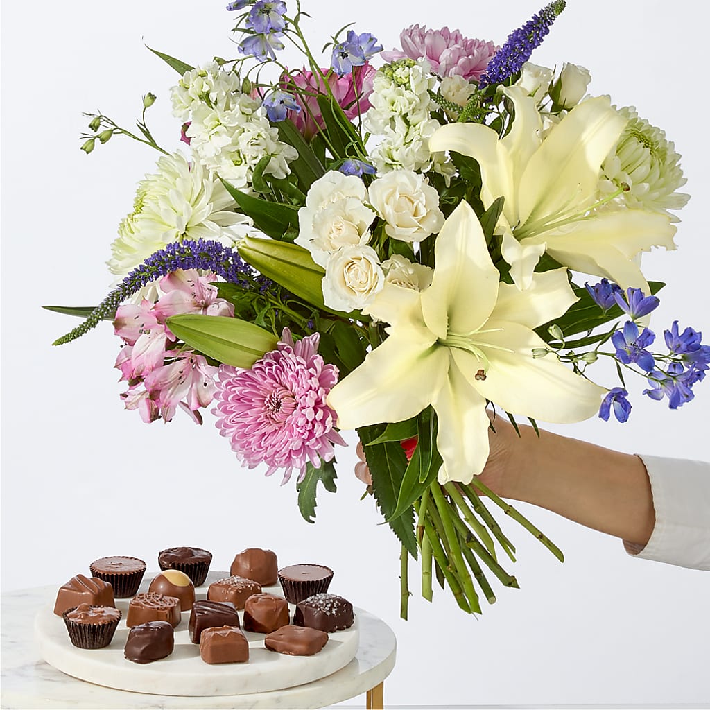 Winter Celebration Bouquet –  Fleuriste Thalia, Varennes PQ