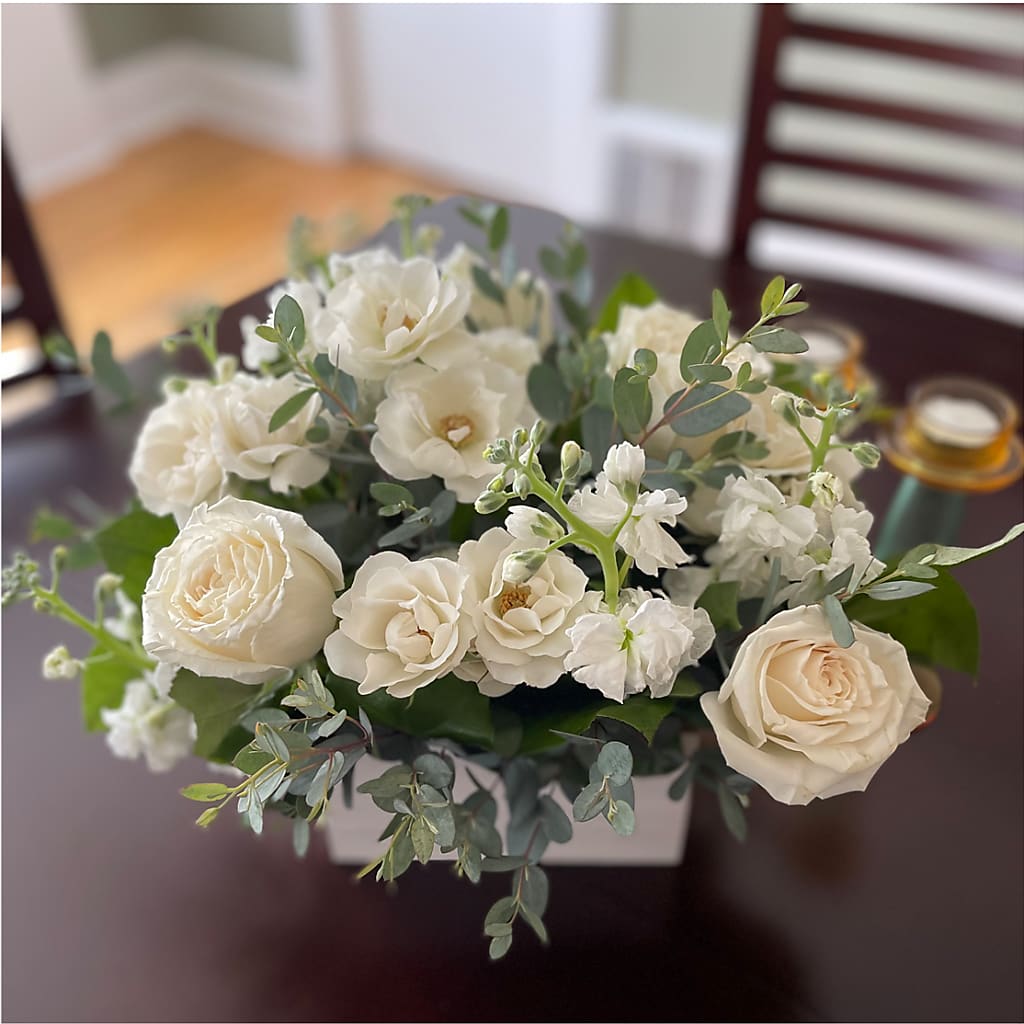 Fresh Linen Box Bouquet –  Fleuriste Thalia, Varennes PQ
