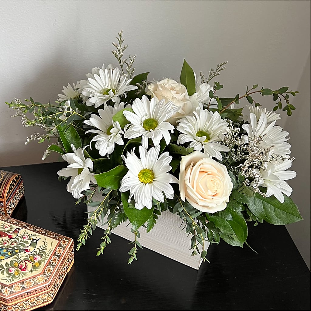 Fresh Linen Box Bouquet –  Fleuriste Thalia, Varennes PQ