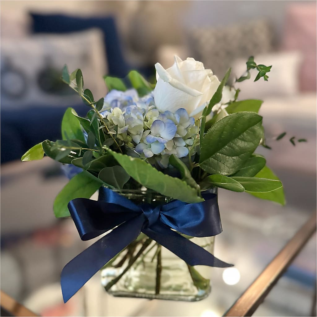 Sky Blue Delight Bouquet –  Fleuriste Thalia, Varennes PQ