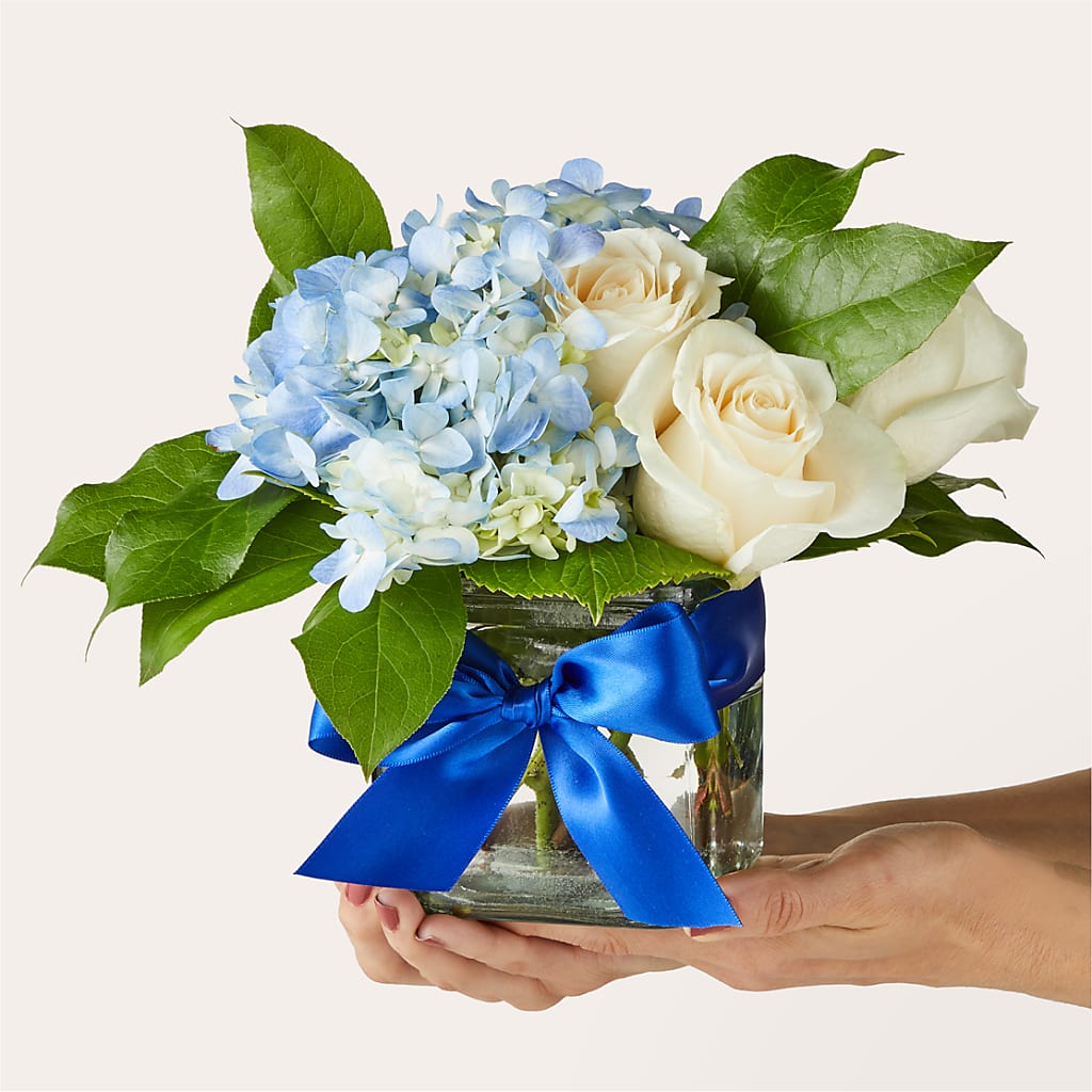 Sky Blue Delight Bouquet –  Fleuriste Thalia, Varennes PQ