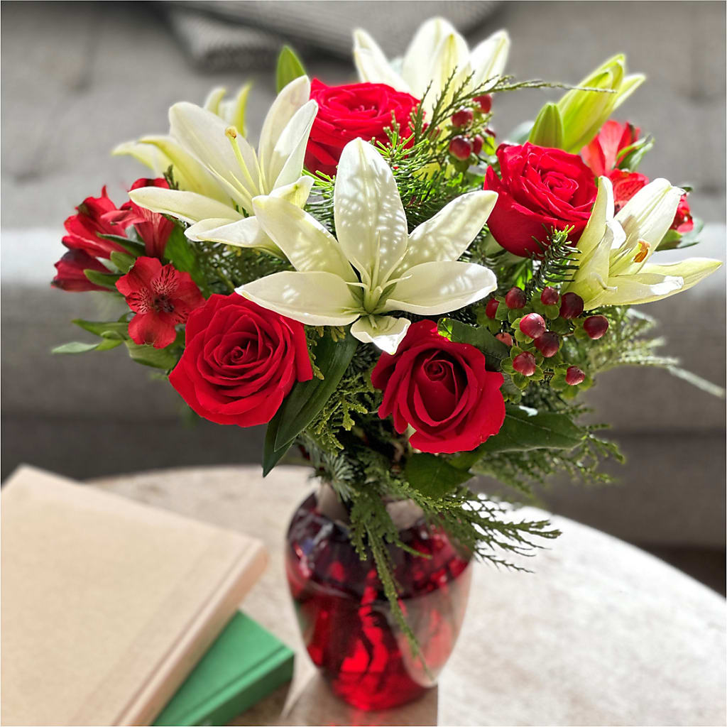 Evergreen Delight Bouquet –  Fleuriste Thalia, Varennes PQ