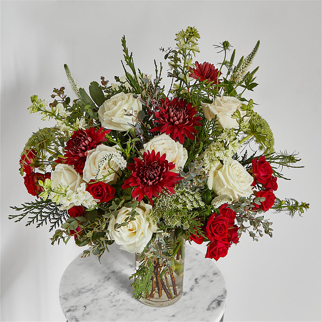 Favorite Traditions Bouquet –  Fleuriste Thalia, Varennes PQ